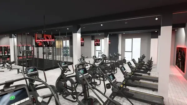 Moderner Fitnessraum mit Laufbändern, Crosstrainern und Kraftstationen im Studio