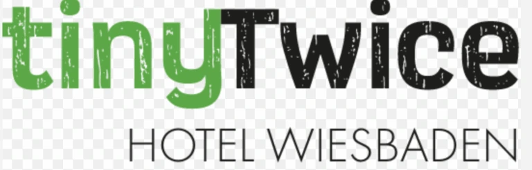 Logo „tinyTwice“ in Grün und Schwarz mit Schriftzug „HOTEL WIESBADEN“